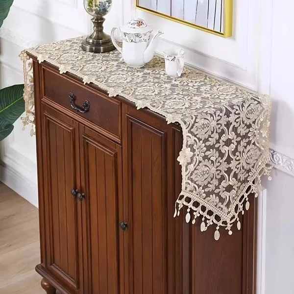 1. En elegant guldfärgad polyesterduk prydd med utsökt blomsterbroderi. 1PC B0G1BJKM149T